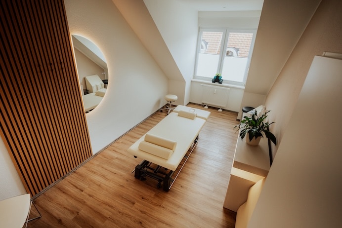 Behandlungsraum mit Therapieliege