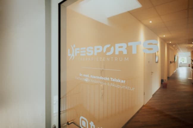 Eingang des Lifesports Therapiezentrums in der Baustra&szlig;e 50 in Hameln